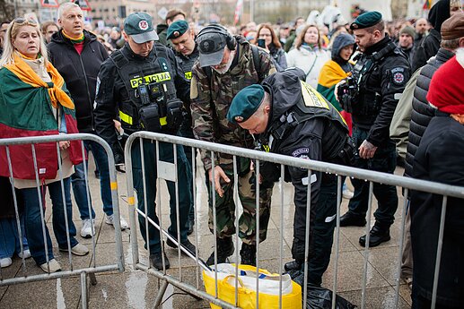 Protestas „Šalin rankas“ Katedros aikštėje.