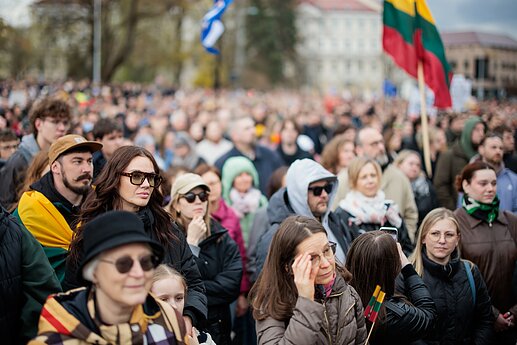 Protestas „Šalin rankas“ Katedros aikštėje.