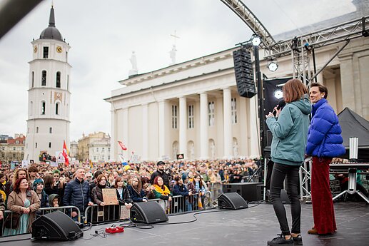Protestas „Šalin rankas“ Katedros aikštėje.