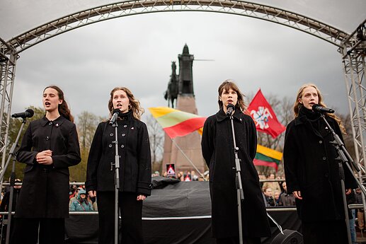 Protestas „Šalin rankas“ Katedros aikštėje.