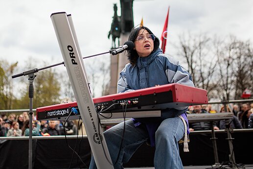 Protestas „Šalin rankas“ Katedros aikštėje.