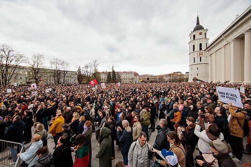 Protestas „Šalin rankas“ Katedros aikštėje.