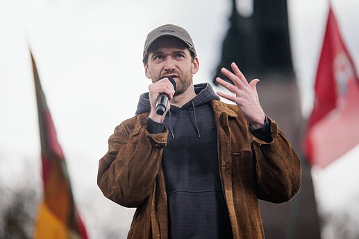 Protestas „Šalin rankas“ Katedros aikštėje.