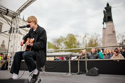 Protestas „Šalin rankas“ Katedros aikštėje.