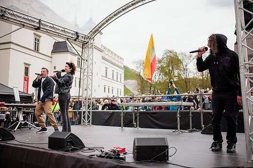 Protestas „Šalin rankas“ Katedros aikštėje.