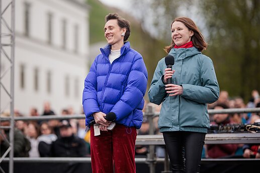 Protestas „Šalin rankas“ Katedros aikštėje.