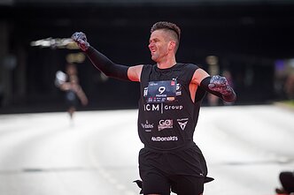 Orų išdaigos nesugadino bėgikų entuziazmo: Kauno maratone spindėjo žinomi sportininkai