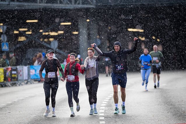 Orų išdaigos nesugadino bėgikų entuziazmo: Kauno maratone spindėjo žinomi sportininkai