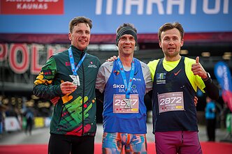 Orų išdaigos nesugadino bėgikų entuziazmo: Kauno maratone spindėjo žinomi sportininkai