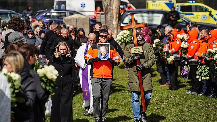 Panevėžyje atsisveikinta su nužudytu paramediku Sadausku: susirinko šimtai žmonių