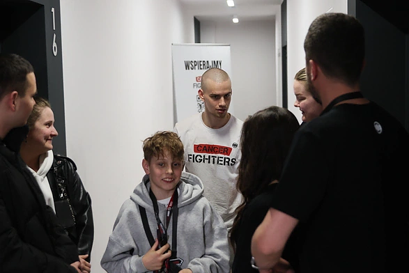 Prowadzący zbiórkę, influencer Patryk „Łatwogang” Garkowski 