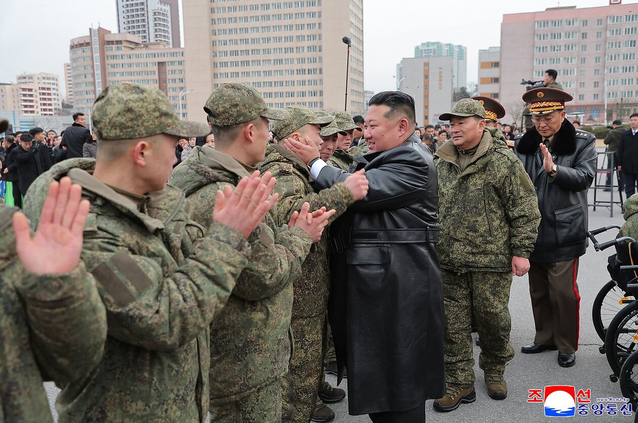 Ким Чен Ын с корейскими военными (архивное фото)