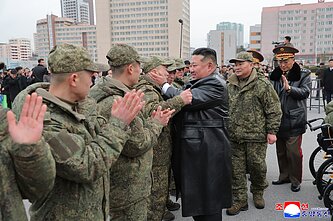 Ким Чен Ын с корейскими военными (архивное фото)