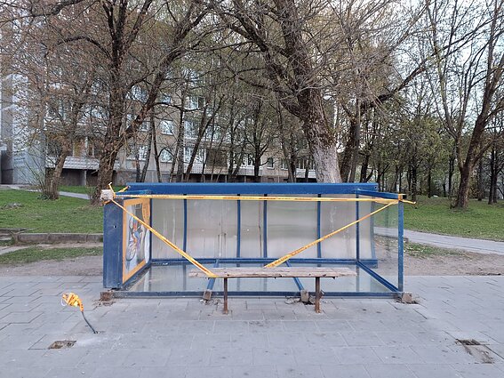  Stiprus vėjas laužė ne tik laužė medžius, bet ir vartė stoteles, tvoras