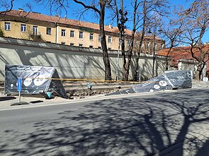  Stiprus vėjas laužė ne tik laužė medžius, bet ir vartė stoteles, tvoras