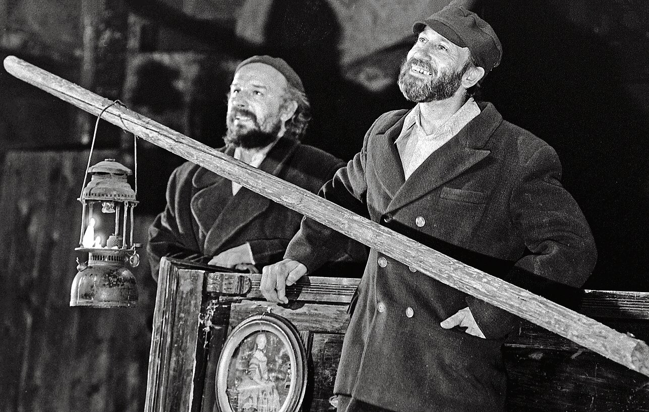 „Nusišypsok mums, Viešpatie“, rež. Rimas Tuminas, 1994. Vytautas Grigolis ir Sigitas Račkys (kairėje)