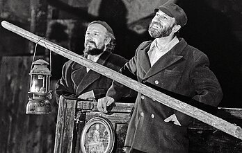 „Nusišypsok mums, Viešpatie“, rež. Rimas Tuminas, 1994. Vytautas Grigolis ir Sigitas Račkys (kairėje)