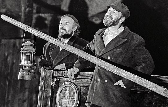 „Nusišypsok mums, Viešpatie“, rež. Rimas Tuminas, 1994. Vytautas Grigolis ir Sigitas Račkys (kairėje)