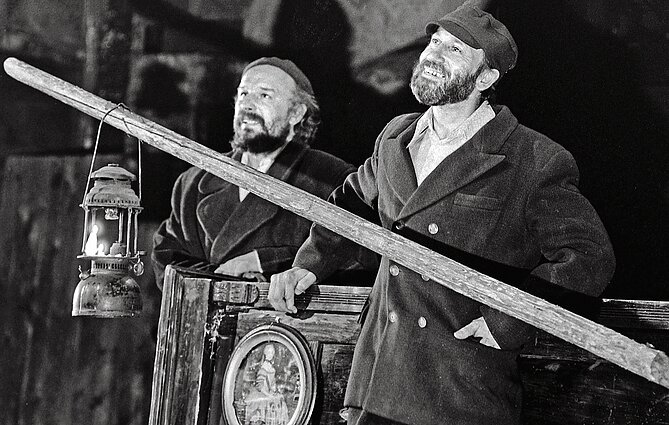 „Nusišypsok mums, Viešpatie“, rež. Rimas Tuminas, 1994. Vytautas Grigolis ir Sigitas Račkys (kairėje)