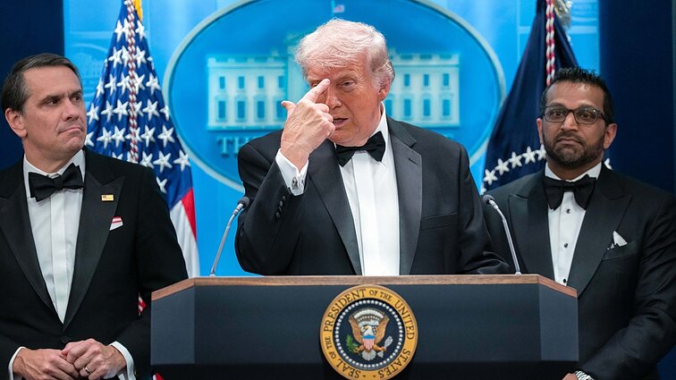 „Negi Trumpas gali taip žemai kristi?“: šaudynės JAV kursto sąmokslo teorijas