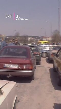 1994 m. prie Seimo susirinkę vairuotojai reiškė pasipiktinimą blogais keliais
