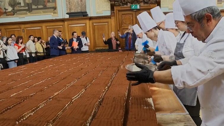 Italijos konditeriai Londone pagamino ilgiausią tiramisu: deserto ilgis – net 440 metrų