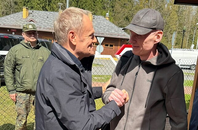 Donaldas Tuskas sutinka išlaisvintą Andrzejų Poczobutą