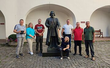 Palanoko pilis Mukačeve, Valdovų rūmų muziejaus grupė su Ukrainos muziejininkais prie Teodorui Karijotaičiui skirto paminklo