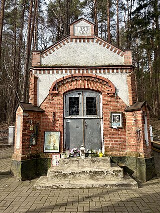 Miškuose už Darbėnų 1930 metais pastatyta neogotikinė Erškėtyno koplytėlė
