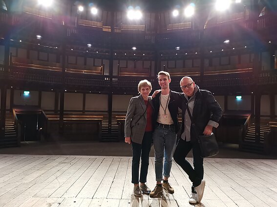 Velta Žygurė-Anužienė, Andrius Gaučas, Vytautas Anužis. Shakespeare`o „Globe“ teatras. 2019 Velta Žygurė-Anužienė, Andrius Gaučas, Vytautas Anužis. Shakespeare`o „Globe“ teatras. 2019