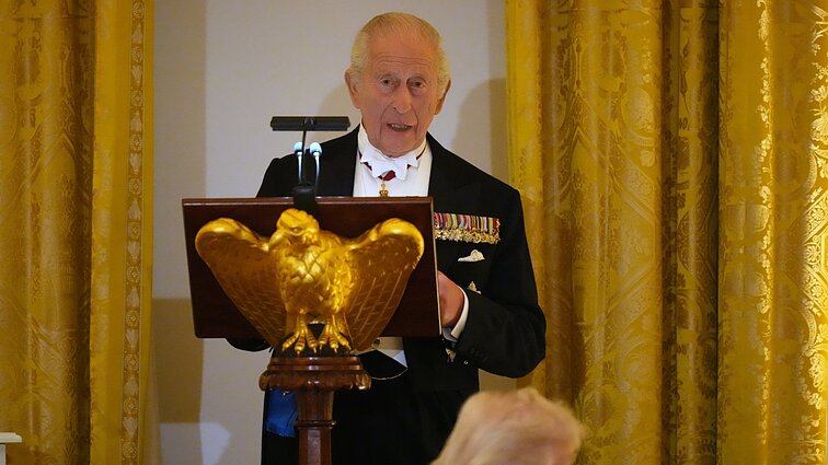 Britų monarchas imasi politinės misijos: ragina JAV išsaugoti NATO, ginti Ukrainą