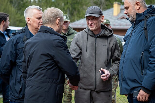  Премьер-министр Польши Дональд Туск приветствует Анджея Почобута