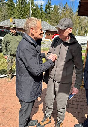  Премьер-министр Польши Дональд Туск приветствует Анджея Почобута