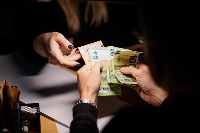 Darbo santykiai; pinigai