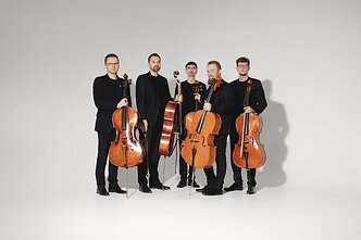 Operos žvaigždė Kostas Smoriginas ir „Cello Club“ pristato premjerinę programą „ANTIQ“