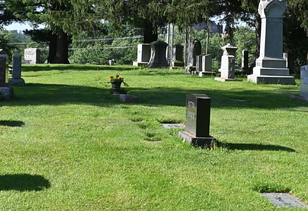 „East Lawn“ kapinės