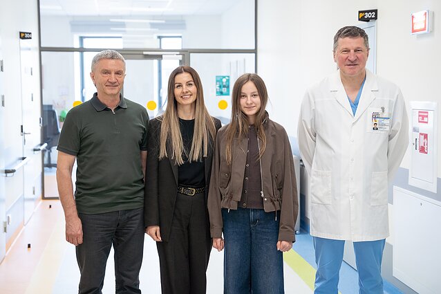 Pacientė Liepa su mama, gydytojais prof. Rimantu Kėvalu ir doc. Ryčiu Stasiu Kaupu 