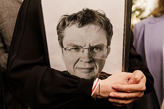 Sviatlana Cichanouskaja laiko Andrzejaus Poczobuto nuotrauką