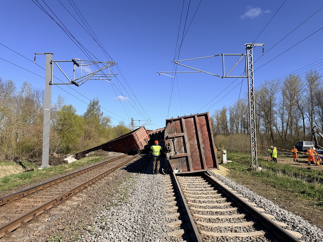 Rejon kiejdański: z torów wykoleiły się wagony z kruszywem – stacja Gudziuny