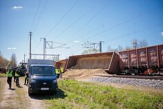 Kėdainių r. nuo bėgių nuriedėjo skaldą gabenę vagonai. Gudžiūnų geležinkelio stotis