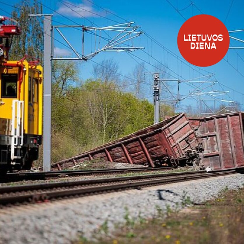 E. Blažio / LRT nuotr., Kėdainių r. nuo bėgių nuriedėjo skaldą gabenę vagonai. Gudžiūnų geležinkelio stotis. 