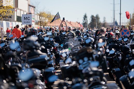 Plieninių žirgų griausmas ir išskirtinė apranga: baikeriai Vilniuje atidaro savo sezoną