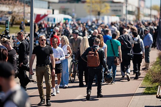 Plieninių žirgų griausmas ir išskirtinė apranga: baikeriai Vilniuje atidaro savo sezoną