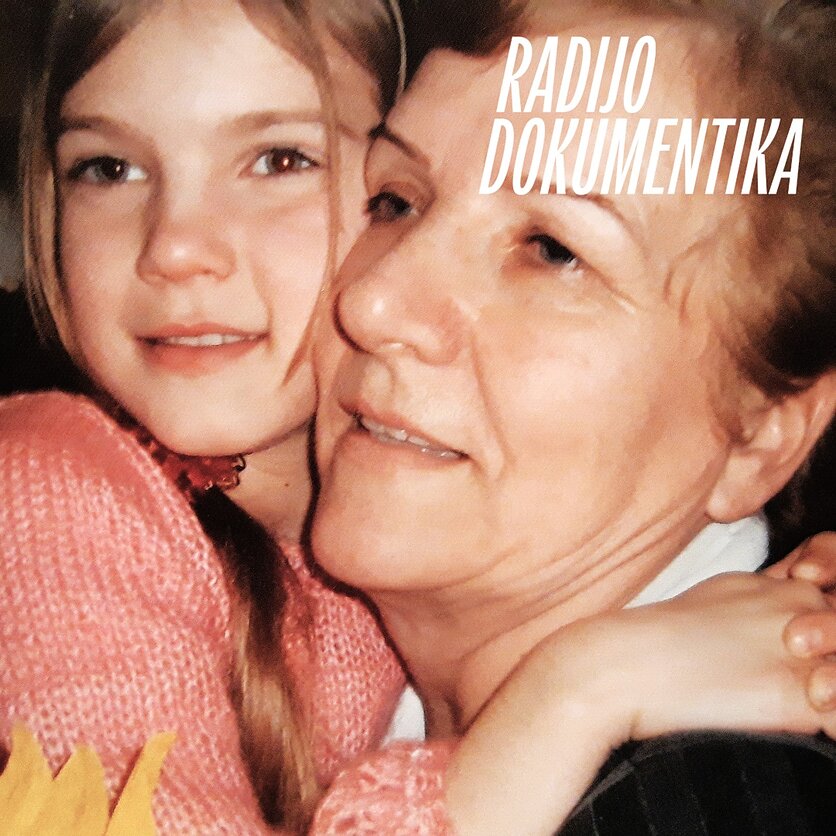 Aušros Šeštokienės nuotr., Dokumentikos autorė Aistė Šeštokaitė su močiute Veronika Miliene.