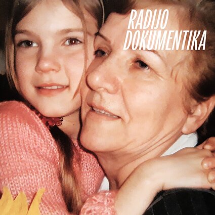 Dokumentikos autorė Aistė Šeštokaitė su močiute Veronika Miliene.