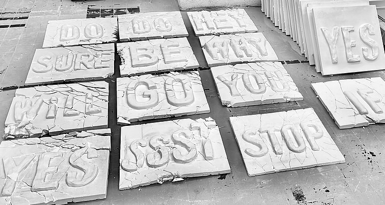 Miet Warlop, „Plaster Words“, 2025 m.