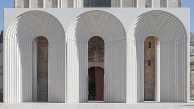 Arkinės angos žymi šiuolaikinį Anžė katedros Prancūzijoje įėjimą, kurį neseniai baigė statyti japonų architekto Kengo Kuma studija  