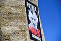 Narvos muziejus vėl iškabins plakatą, skelbiantį Vladimirą Putiną karo nusikaltėliu