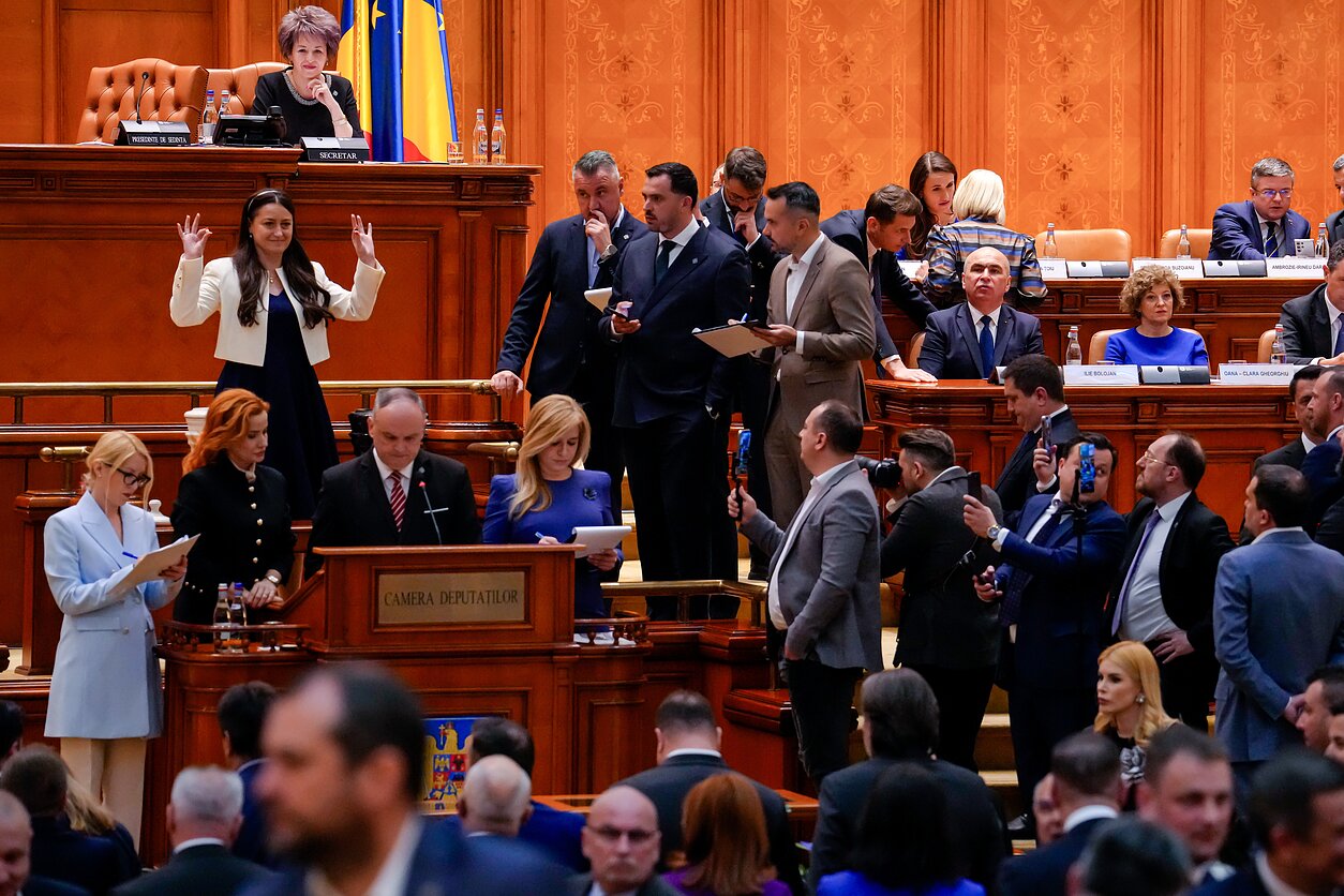 Rumunijos parlamentas antradienį nubalsavo dėl nepasitikėjimo liberalų premjeru Ilie Bolojanu