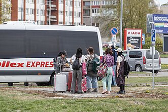 Keliautojai į Rygos miestą ar oro uostą įlaipinami ne stotyje, o kitoje gatvės pusėje esančioje degalinėje Keliautojai į Rygos miestą ar oro uostą įlaipinami ne stotyje, o kitoje gatvės pusėje esančioje degalinėje